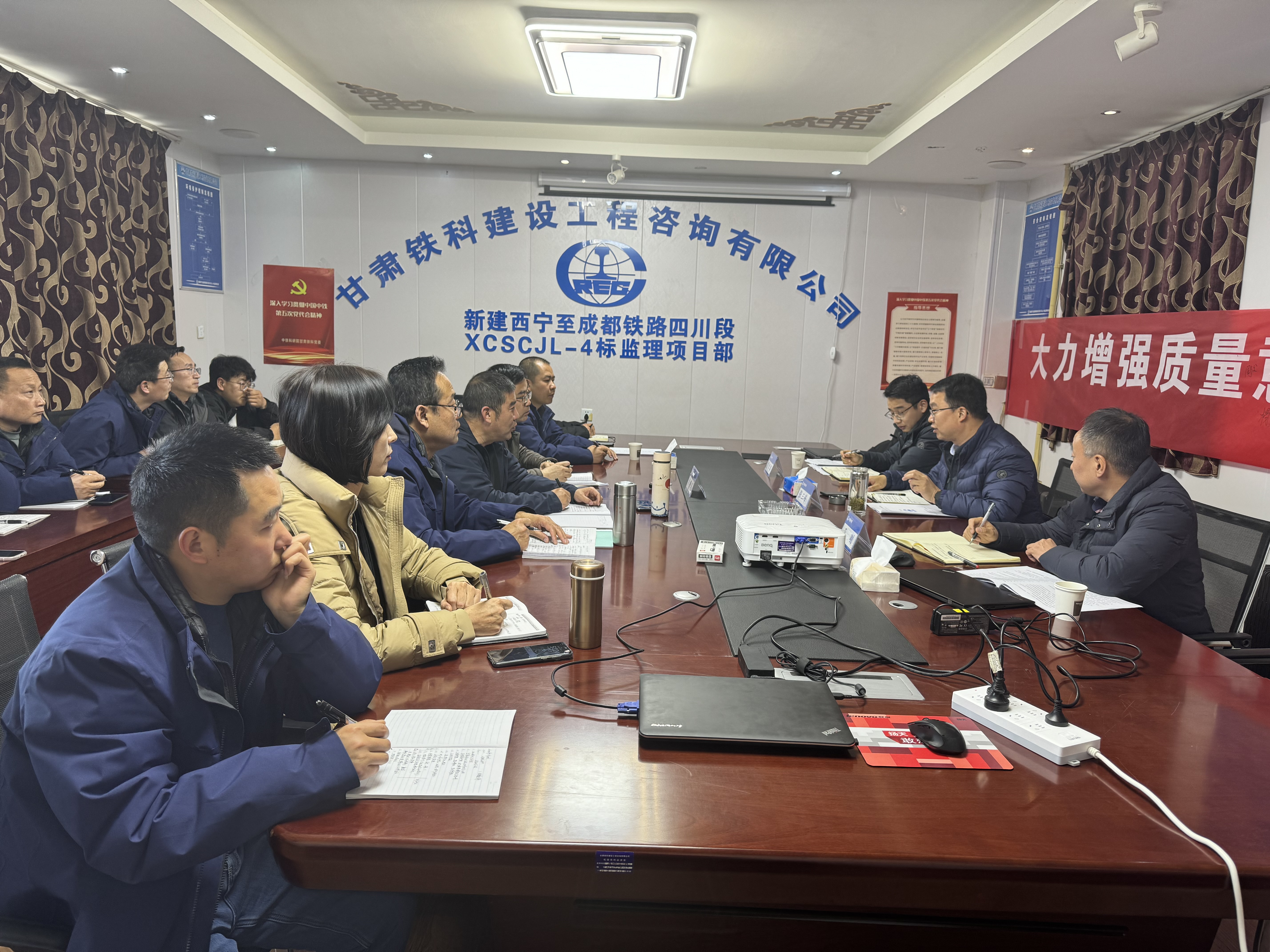 檢查監(jiān)理內(nèi)業(yè)資料并召開項目部座談會.jpg